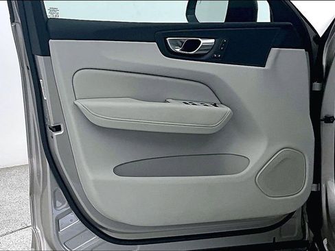 Used 2024 Volvo XC60 B5 Plus image 24