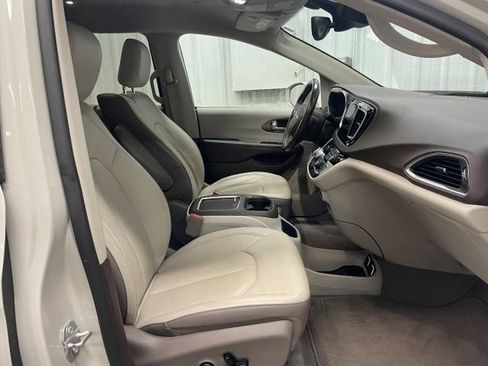 Used 2019 Chrysler Pacifica Touring-L Plus w/ Advanced Safetytec Group FWD image 15