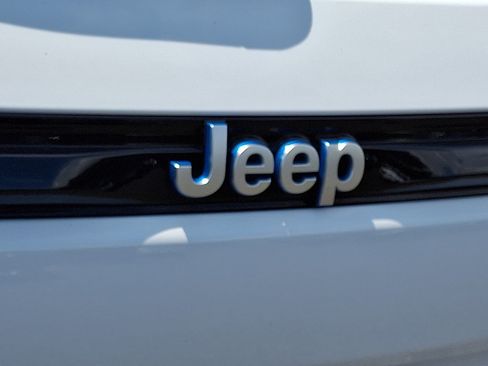 Used 2023 Jeep Grand Cherokee Summit AWD/4WD image 17