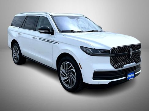 Used 2025 Lincoln Navigator Reserve AWD/4WD image 3