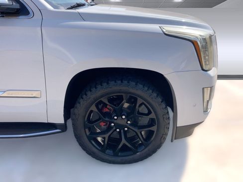 Used 2018 Cadillac Escalade ESV Luxury image 38