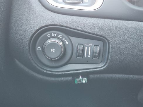 Used 2016 Jeep Renegade Latitude w/ Popular Equipment Group image 23