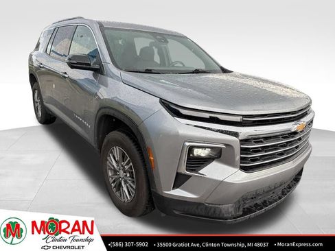 Used 2024 Chevrolet Traverse LT FWD image 2