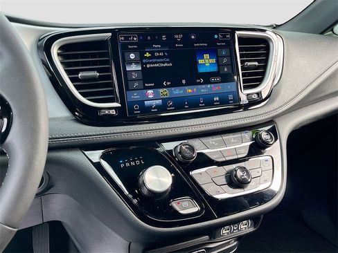 Used 2024 Chrysler Pacifica Touring-L w/ Uconnect Theater Family Group image 15