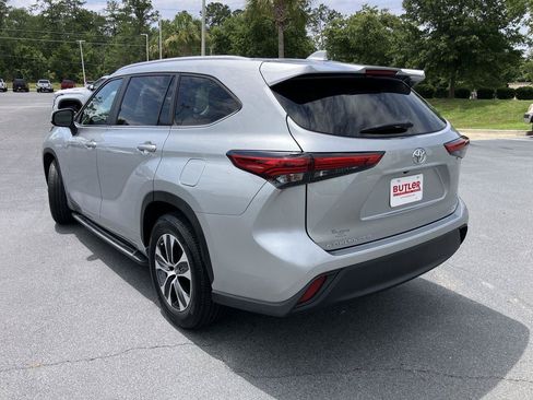 Used 2023 Toyota Highlander XLE FWD image 3