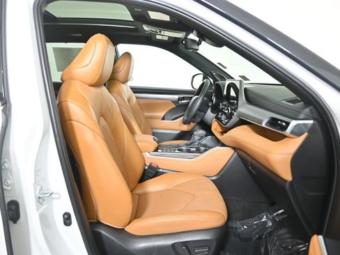 Used 2025 Toyota Highlander Platinum AWD/4WD image 13
