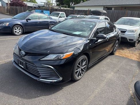 Used 2022 Toyota Camry XLE w/ Navigation Upgrade Package FWD image 2
