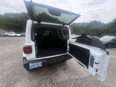 Used 2025 Jeep Wrangler Unlimited Sahara AWD/4WD image 27