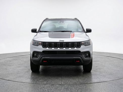 Used 2025 Jeep Compass Trailhawk image 2