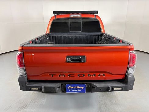 Used 2016 Toyota Tacoma TRD Off-Road w/ Premium & Technology Package AWD/4WD image 7