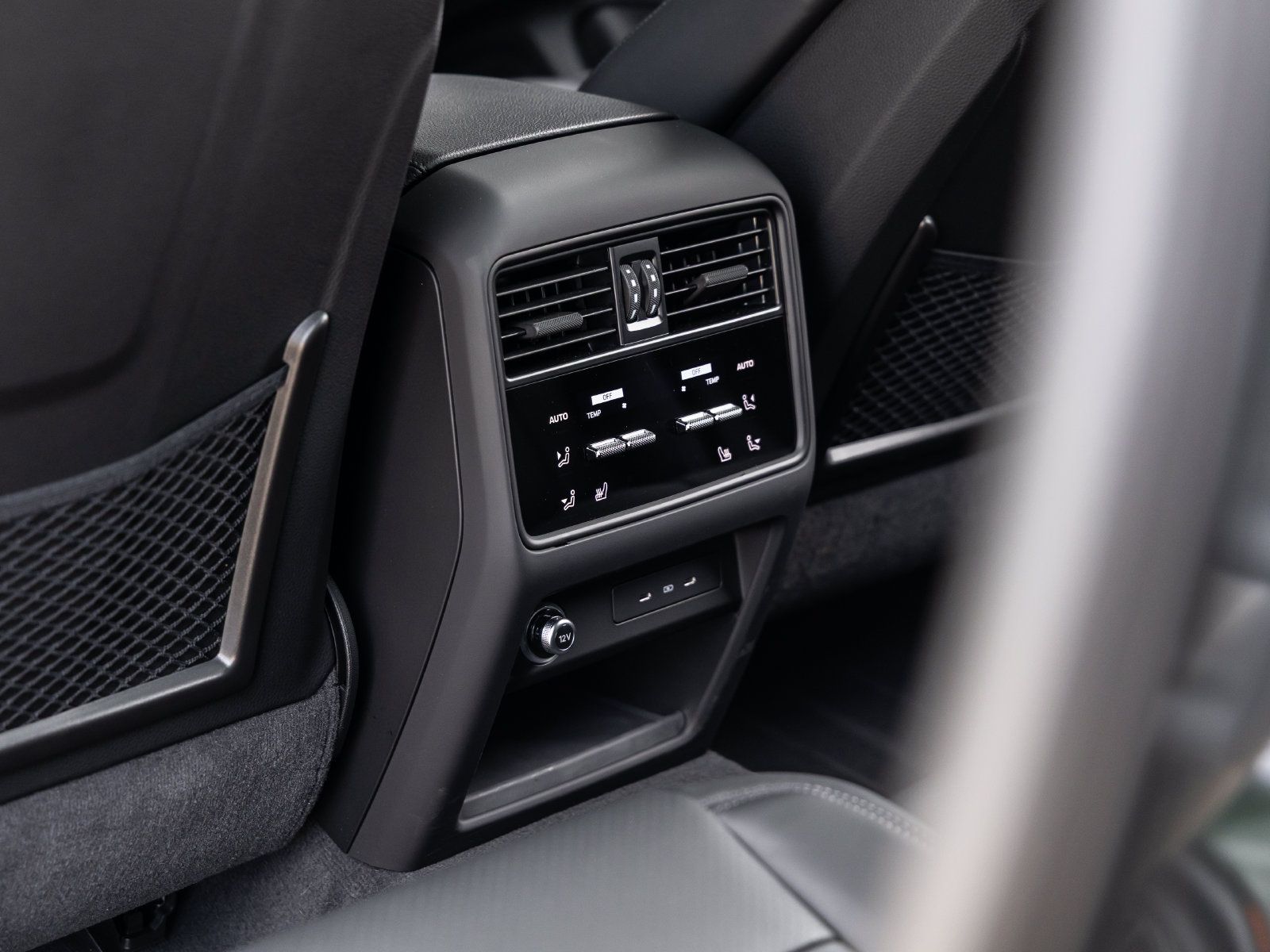 Certified 2025 Porsche Cayenne E-Hybrid Coupe AWD/4WD image 38