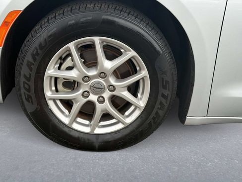 Used 2024 Chrysler Pacifica Touring-L FWD image 8