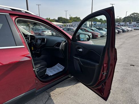 Used 2019 Jeep Cherokee Latitude w/ Popular Appearance Group AWD/4WD image 9