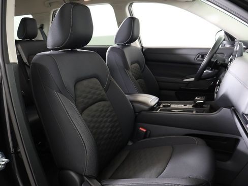 Used 2024 Nissan Pathfinder S image 29