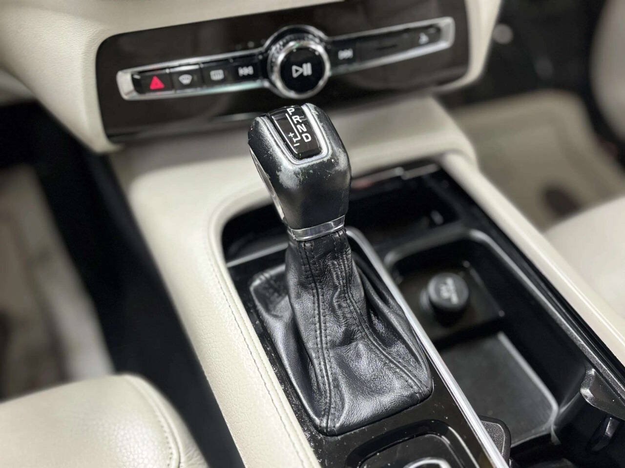 Used 2018 Volvo XC90 T5 Momentum w/ Convenience Package FWD image 34