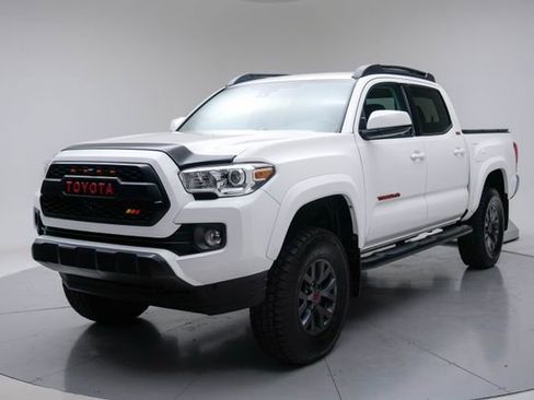 Used 2022 Toyota Tacoma SR5 AWD/4WD image 1