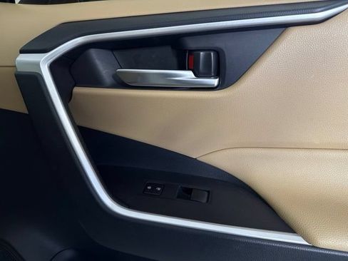 Used 2019 Toyota RAV4 XLE w/ Convenience Package FWD image 30