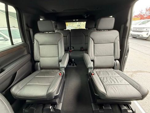 Used 2024 Chevrolet Suburban High Country w/ Premium Package image 18