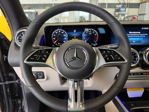 Used 2026 Mercedes-Benz GLB 250 4MATIC image 9