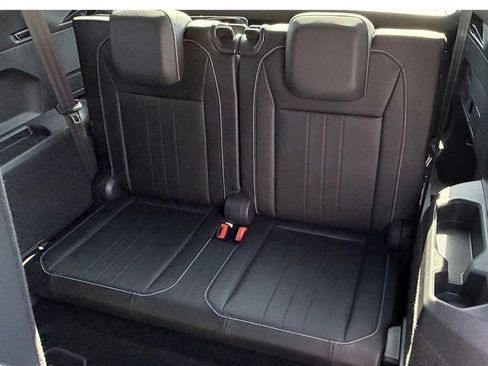 Used 2023 Volkswagen Tiguan SE w/ Panoramic Sunroof Package FWD image 31