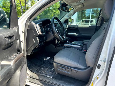 Used 2022 Toyota Tacoma SR image 9
