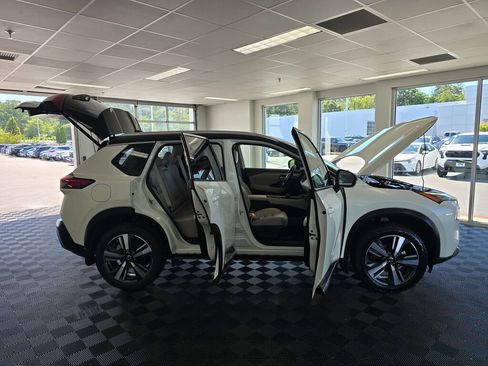 Used 2021 Nissan Rogue SL w/ Premium Package AWD/4WD image 17