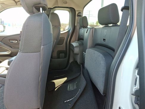 Used 2025 Nissan Frontier SV image 10
