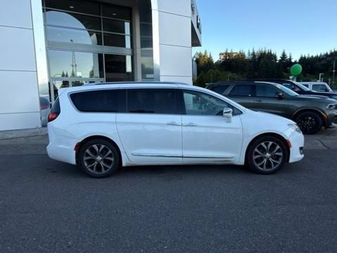 Used 2017 Chrysler Pacifica Limited FWD image 2
