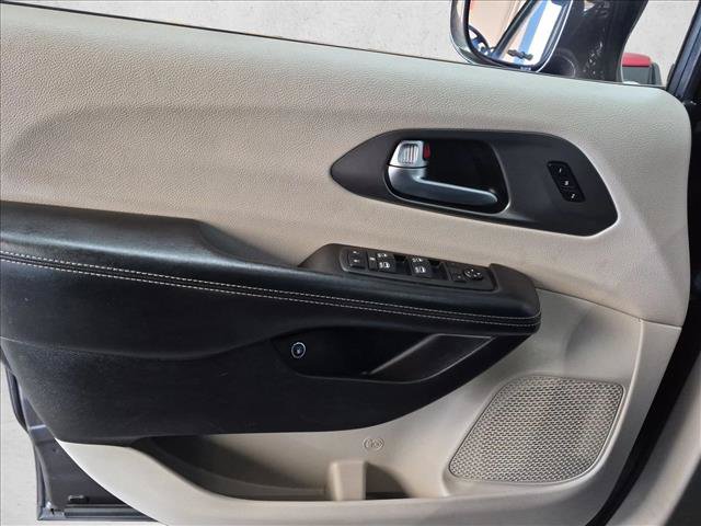 Used 2022 Chrysler Pacifica Touring-L w/ Uconnect Theater Family Group FWD image 11