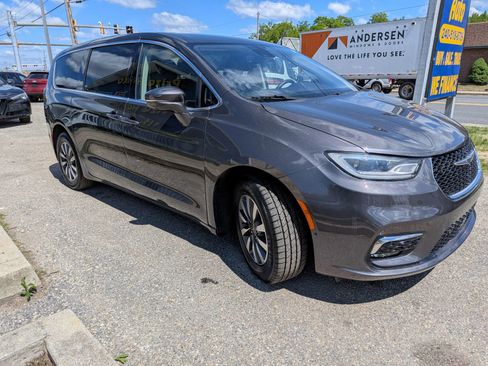 Used 2022 Chrysler Pacifica Touring-L w/ Uconnect Theater Family Group FWD image 8
