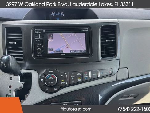 Used 2014 Toyota Sienna SE FWD image 31
