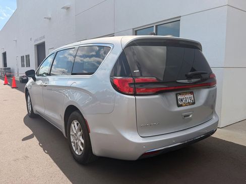 Used 2024 Chrysler Pacifica Touring image 5