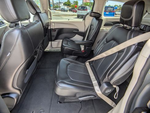 Used 2024 Chrysler Pacifica Touring-L FWD image 14