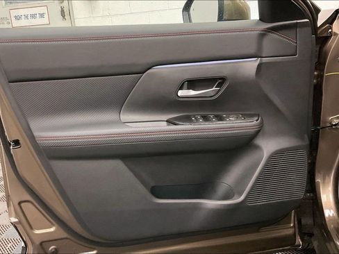 Certified 2025 Nissan Kicks SR image 23