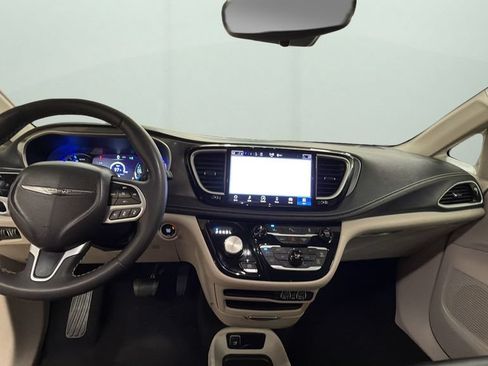 Used 2023 Chrysler Pacifica Touring-L FWD image 10