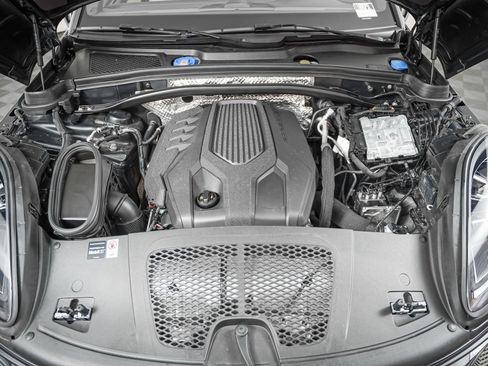 Certified 2026 Porsche Macan AWD/4WD image 12