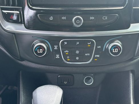Used 2022 Chevrolet Traverse LT FWD image 26