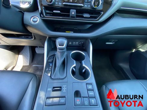 Used 2023 Toyota Highlander XLE AWD/4WD image 47