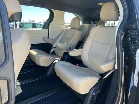 Used 2024 Toyota Sienna XLE FWD image 14