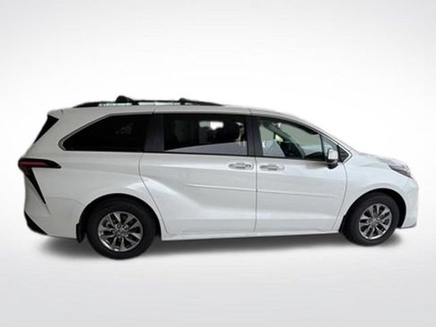 Used 2026 Toyota Sienna XLE AWD/4WD image 7