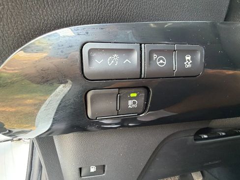 Used 2021 Toyota Prius LE AWD/4WD image 15