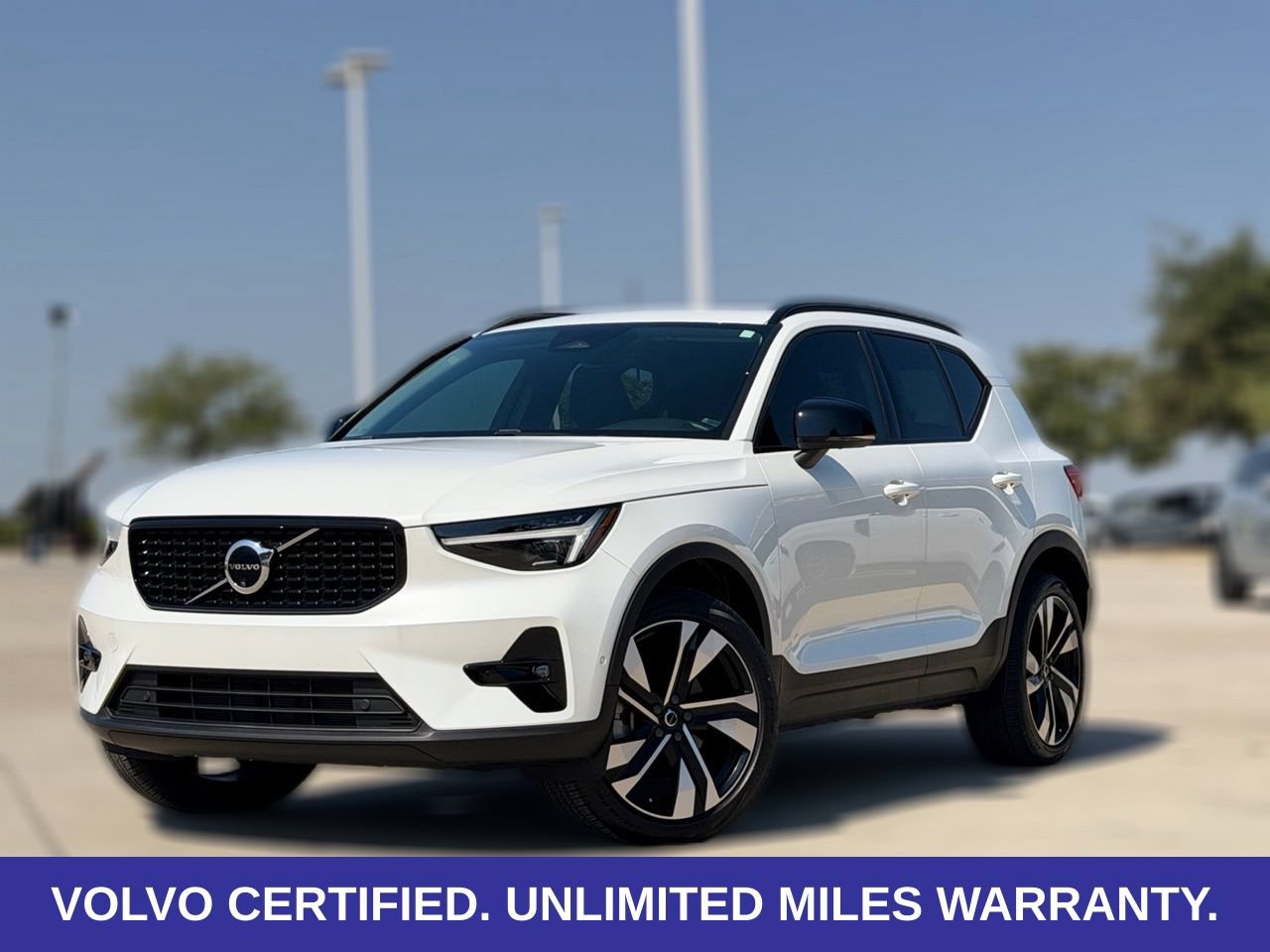 Certified 2024 Volvo XC40 B5 Ultimate AWD/4WD image 3