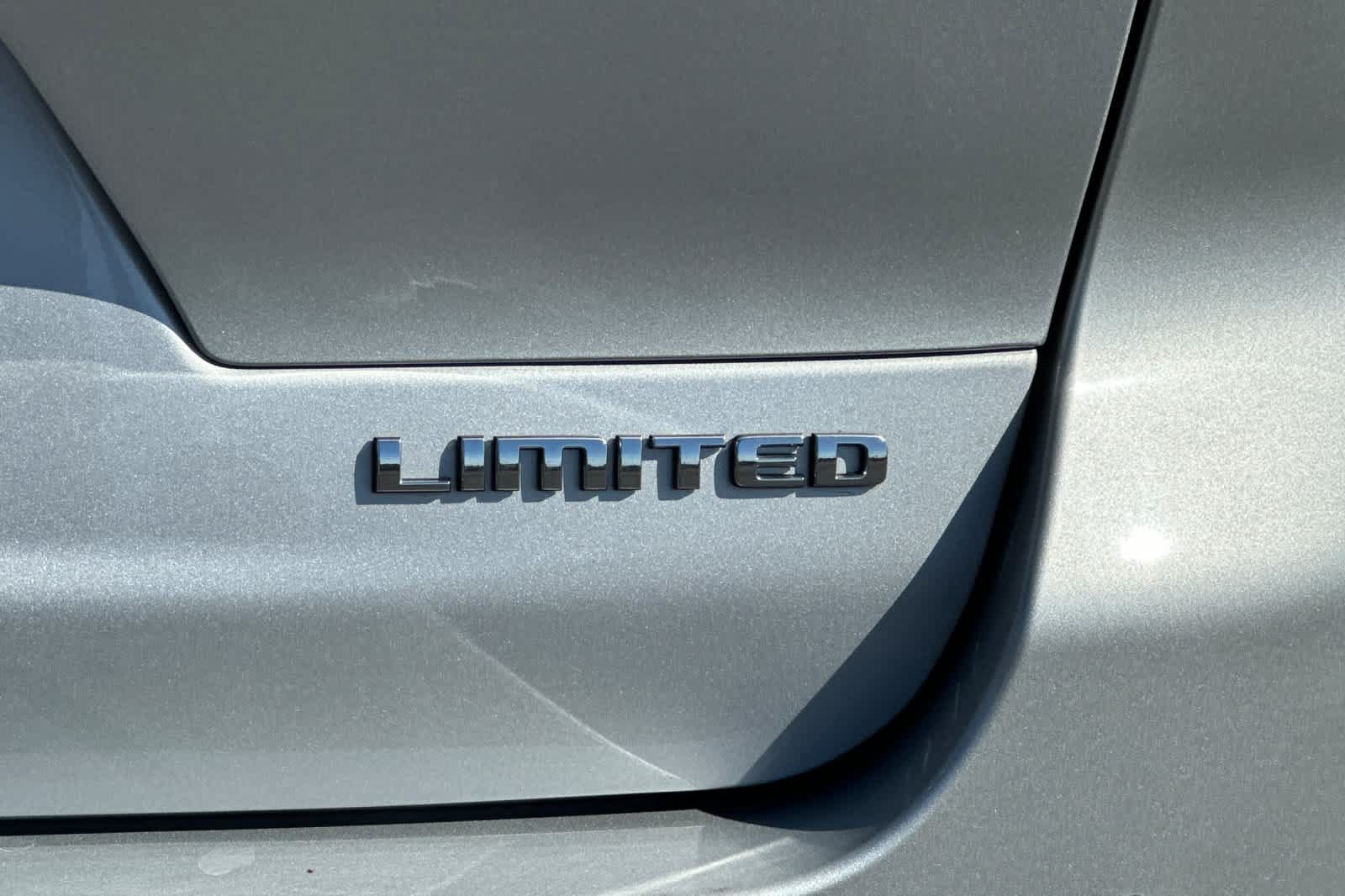 Used 2023 Jeep Grand Cherokee L Limited AWD/4WD image 34