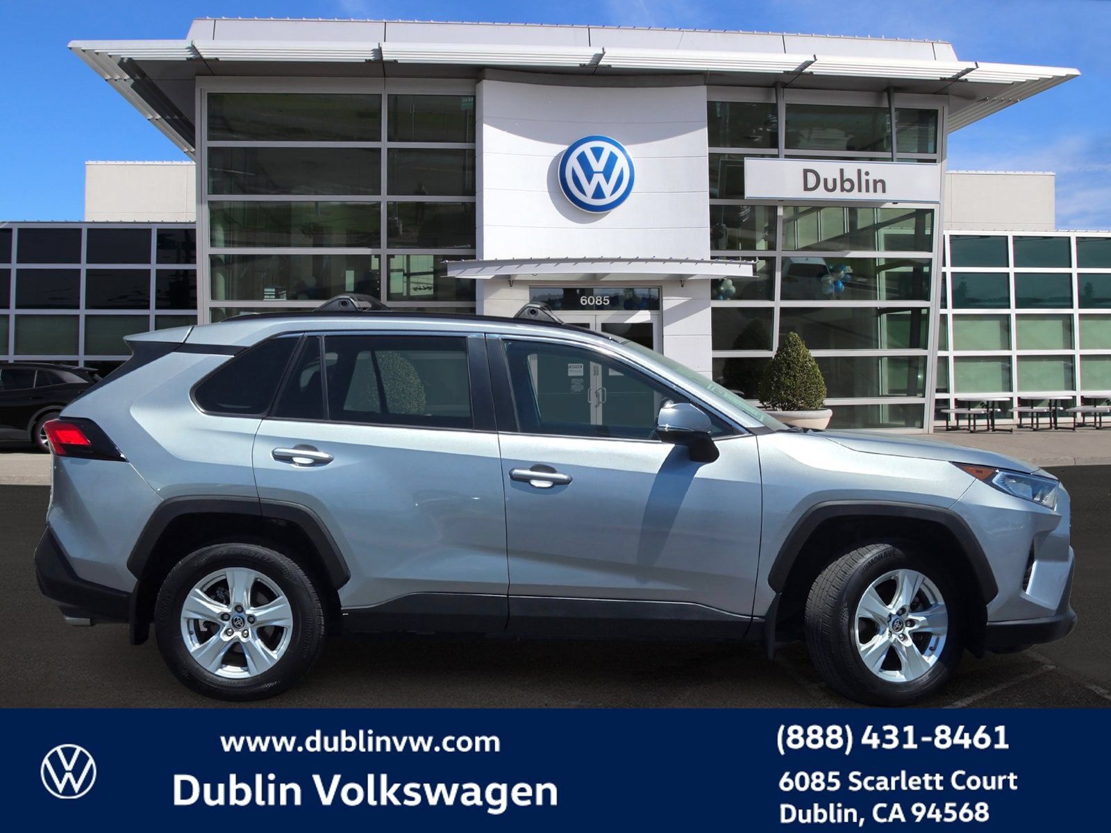 Used 2021 Toyota RAV4 XLE w/ Convenience Package FWD image 3