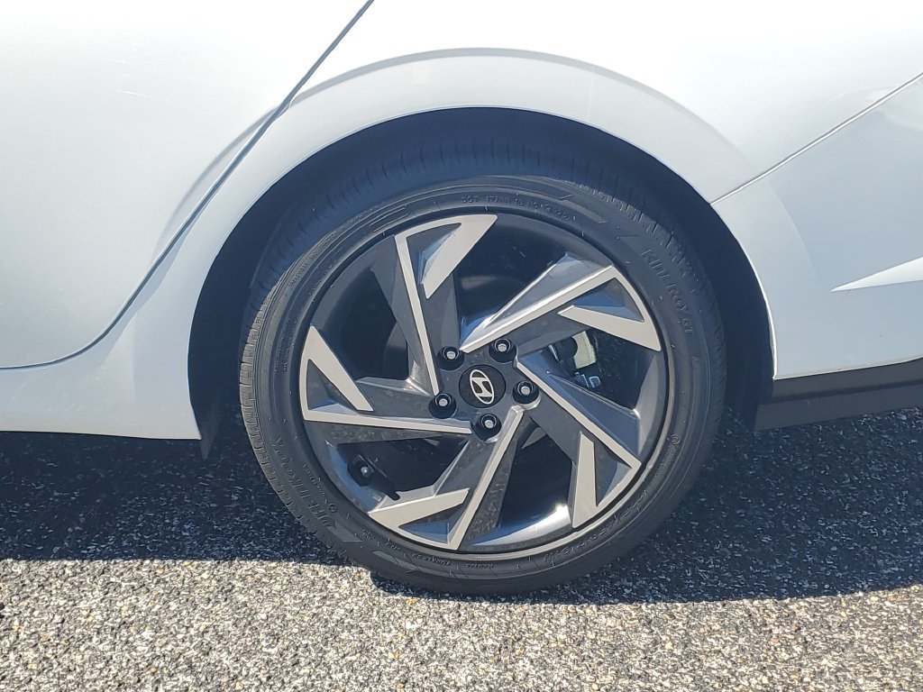 Used 2026 Hyundai Elantra Limited FWD image 31