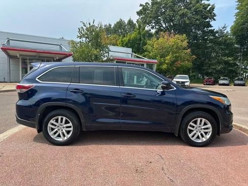 Used 2015 Toyota Highlander LE image 6
