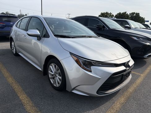 Used 2025 Toyota Corolla LE w/ LE Premium Package FWD image 2