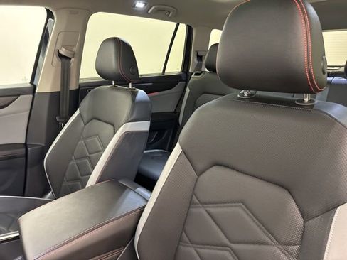 Used 2025 Volkswagen Atlas Peak Edition SE image 9