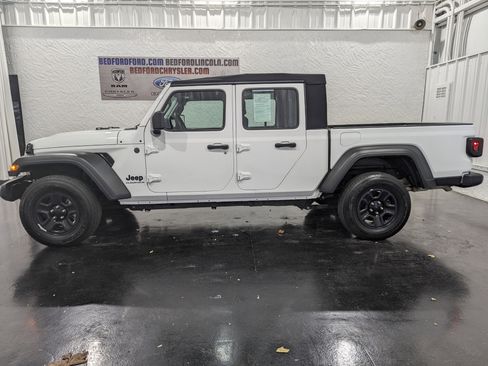 Used 2024 Jeep Gladiator Sport image 2