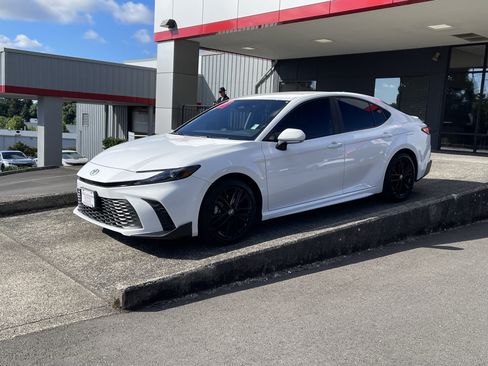 Certified 2025 Toyota Camry SE w/ Convenience Package FWD image 4